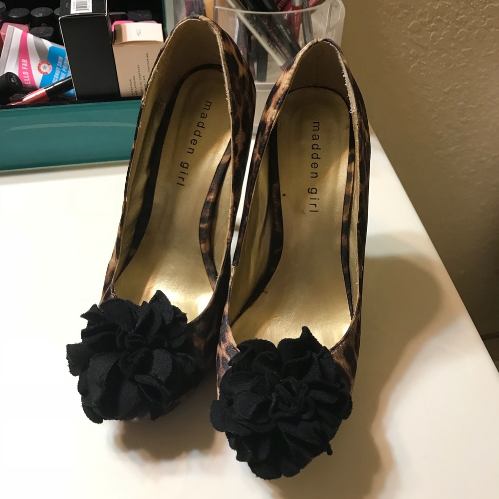 Leopard print pumps. Bow accent. So adorable!